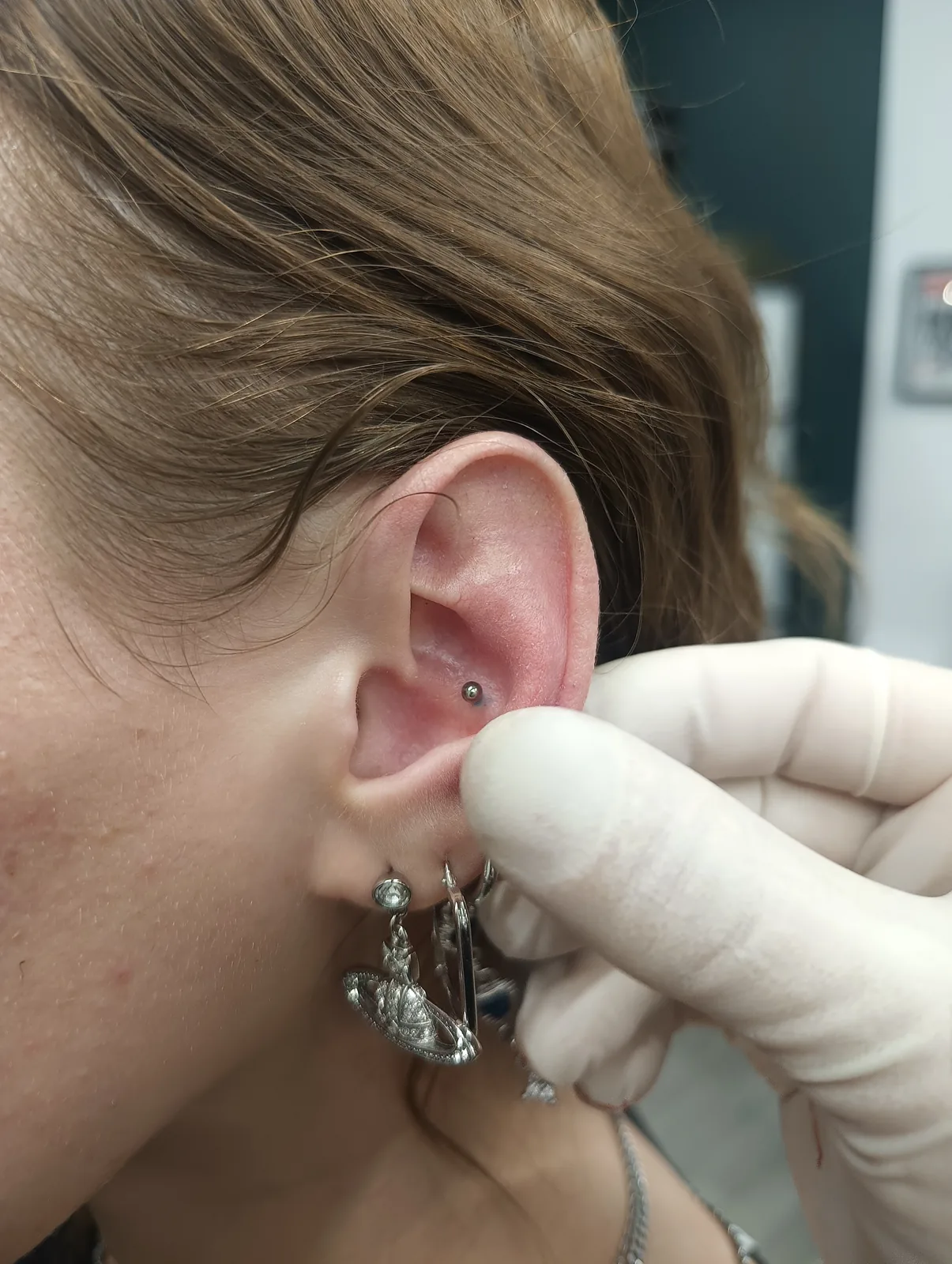 Piercing ucha podczas kontroli biżuterii